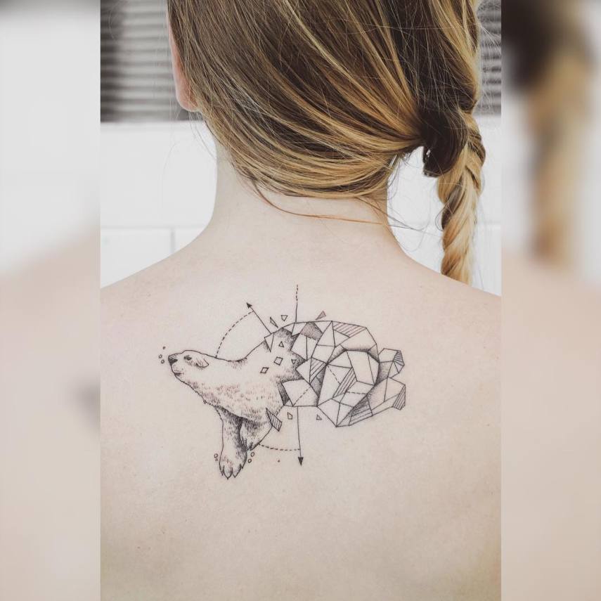 Quem diria que suas aulas de geometria no colégio poderiam te ajudar em uma tatuagem? Jasper Andres, um tatuador da Nova Zelândia, tem usado linhas restas e formas geométricas para dar um toque extra nas tatuagens em que faz em seus clientes, misturando elementos naturais com cores e formas.