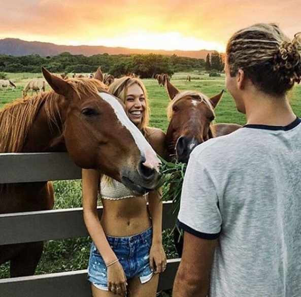 Alexis Ren e Jay Alvarrez ostentam beleza e diversão por ondem passam. Para acompanhar as fotos do casal, só seguir @jayalvarrez e @alexisreneg