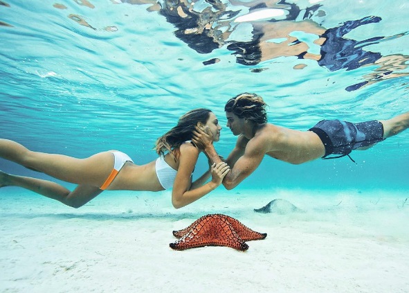 Alexis Ren e Jay Alvarrez ostentam beleza e diversão por ondem passam. Para acompanhar as fotos do casal, só seguir @jayalvarrez e @alexisreneg