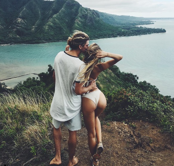 Alexis Ren e Jay Alvarrez ostentam beleza e diversão por ondem passam. Para acompanhar as fotos do casal, só seguir @jayalvarrez e @alexisreneg