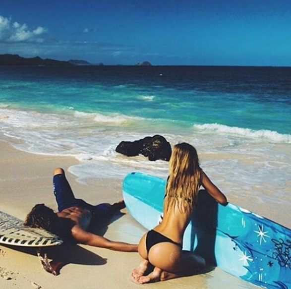 Alexis Ren e Jay Alvarrez ostentam beleza e diversão por ondem passam. Para acompanhar as fotos do casal, só seguir @jayalvarrez e @alexisreneg
