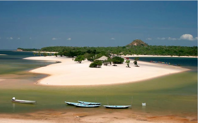 Alter do Chão, às margens do rio Tapajós, no oeste do Pará, próximo a Santarém. A região é conhecida como Caribe Amazônico. As águas são cristalinas e tem floresta para todo lado. De julho a janeiro chove menos na região