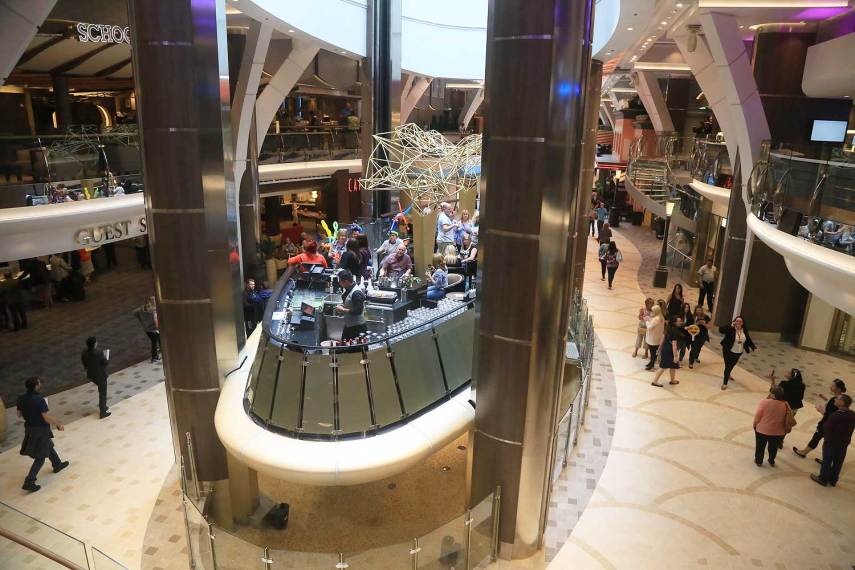 Um gigante de 227 mil toneladas com 361 metros de comprimento - maior que a Torre Eiffel -, 66 metros de largura e 5497 passageiros a bordo de suas 2747 cabines. Os números impressionam, mas estão longe de realmente descrever a magnitude do Harmony of the Seas, o novo maior navio de cruzeiro do mundo, lançado pela Royal Caribbean. Esta “cidade flutuante” fez sua navegação inaugural na Inglaterra, porto de Southampton, e o Virgula esteve a bordo para te mostrar o interior deste gigante dos mares. Do momento em que vira de costas para o porto e o embarque é realizado, são raros momentos em que se lembrará de estar a bordo de um navio. Isto porque você estará imerso em sete “bairros” temáticos, que separam as áreas de entretenimento, piscinas, gastronomia, lojas, etc. Após sua inauguração, o Harmony of the Seas fará trajetos de sete noites na Europa explorando o Mediterrâneo saindo de Barcelona e com passagens por Palma de Mallorca (Espanha), Provence (França), Florença e Nápoles (Itália). Em novembro, ele se deslocará para Ft. Lauderdale, nos Estados Unidos, onde fará cruzeiros de sete noites pelo Caribe.