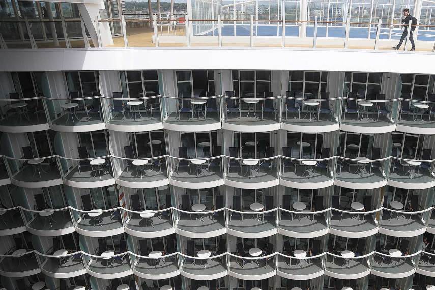 Um gigante de 227 mil toneladas com 361 metros de comprimento - maior que a Torre Eiffel -, 66 metros de largura e 5497 passageiros a bordo de suas 2747 cabines. Os números impressionam, mas estão longe de realmente descrever a magnitude do Harmony of the Seas, o novo maior navio de cruzeiro do mundo, lançado pela Royal Caribbean. Esta “cidade flutuante” fez sua navegação inaugural na Inglaterra, porto de Southampton, e o Virgula esteve a bordo para te mostrar o interior deste gigante dos mares. Do momento em que vira de costas para o porto e o embarque é realizado, são raros momentos em que se lembrará de estar a bordo de um navio. Isto porque você estará imerso em sete “bairros” temáticos, que separam as áreas de entretenimento, piscinas, gastronomia, lojas, etc. Após sua inauguração, o Harmony of the Seas fará trajetos de sete noites na Europa explorando o Mediterrâneo saindo de Barcelona e com passagens por Palma de Mallorca (Espanha), Provence (França), Florença e Nápoles (Itália). Em novembro, ele se deslocará para Ft. Lauderdale, nos Estados Unidos, onde fará cruzeiros de sete noites pelo Caribe.