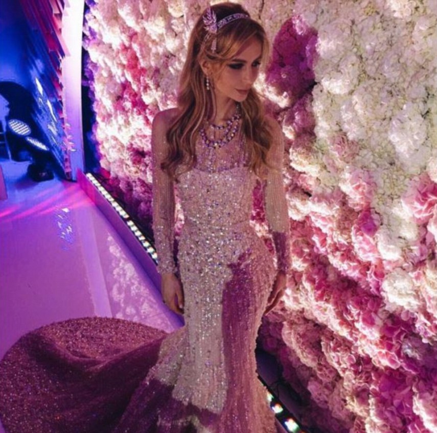 O casamento do filho de um biolionário armênio custo cerca R$ 6,7 milhões e contou com um show da banda Maroon 5. A noiva usou três vestidos diferentes e usava joias que custavam cerca de R$ 667 mil