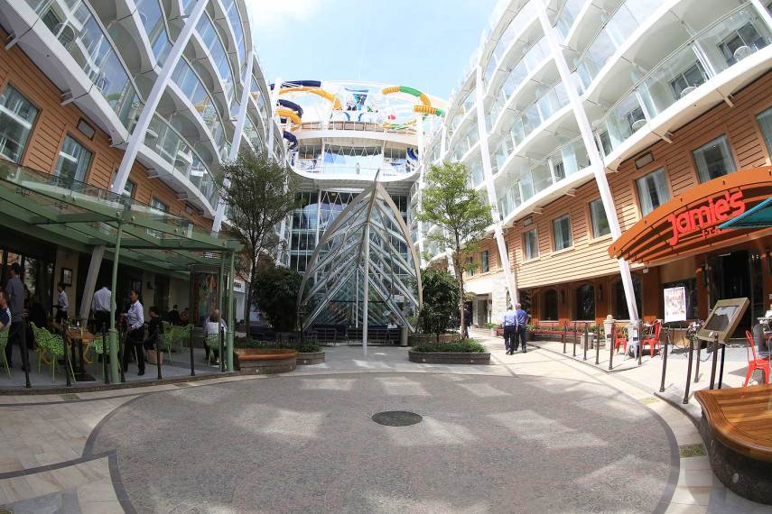 Um gigante de 227 mil toneladas com 361 metros de comprimento - maior que a Torre Eiffel -, 66 metros de largura e 5497 passageiros a bordo de suas 2747 cabines. Os números impressionam, mas estão longe de realmente descrever a magnitude do Harmony of the Seas, o novo maior navio de cruzeiro do mundo, lançado pela Royal Caribbean. Esta “cidade flutuante” fez sua navegação inaugural na Inglaterra, porto de Southampton, e o Virgula esteve a bordo para te mostrar o interior deste gigante dos mares. Do momento em que vira de costas para o porto e o embarque é realizado, são raros momentos em que se lembrará de estar a bordo de um navio. Isto porque você estará imerso em sete “bairros” temáticos, que separam as áreas de entretenimento, piscinas, gastronomia, lojas, etc. Após sua inauguração, o Harmony of the Seas fará trajetos de sete noites na Europa explorando o Mediterrâneo saindo de Barcelona e com passagens por Palma de Mallorca (Espanha), Provence (França), Florença e Nápoles (Itália). Em novembro, ele se deslocará para Ft. Lauderdale, nos Estados Unidos, onde fará cruzeiros de sete noites pelo Caribe.