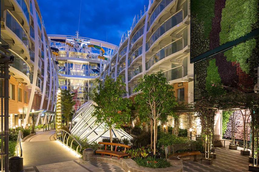 Um gigante de 227 mil toneladas com 361 metros de comprimento - maior que a Torre Eiffel -, 66 metros de largura e 5497 passageiros a bordo de suas 2747 cabines. Os números impressionam, mas estão longe de realmente descrever a magnitude do Harmony of the Seas, o novo maior navio de cruzeiro do mundo, lançado pela Royal Caribbean. Esta “cidade flutuante” fez sua navegação inaugural na Inglaterra, porto de Southampton, e o Virgula esteve a bordo para te mostrar o interior deste gigante dos mares. Do momento em que vira de costas para o porto e o embarque é realizado, são raros momentos em que se lembrará de estar a bordo de um navio. Isto porque você estará imerso em sete “bairros” temáticos, que separam as áreas de entretenimento, piscinas, gastronomia, lojas, etc. Após sua inauguração, o Harmony of the Seas fará trajetos de sete noites na Europa explorando o Mediterrâneo saindo de Barcelona e com passagens por Palma de Mallorca (Espanha), Provence (França), Florença e Nápoles (Itália). Em novembro, ele se deslocará para Ft. Lauderdale, nos Estados Unidos, onde fará cruzeiros de sete noites pelo Caribe.