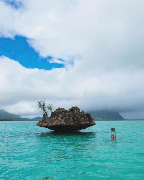 Chanel Cartell e Stevo Dirnberger largaram seus empregos em agências publicitárias para viajar o mundo. No instagram @howfarfromhome, eles dividem fotos com seus seguidores das viagens que fazem pelo mundo. Nas imagens, sempre posam com plaquinhas que mostra a quantos quilômetros de casa estão. Eles moram em Johannesburg, na África do Sul