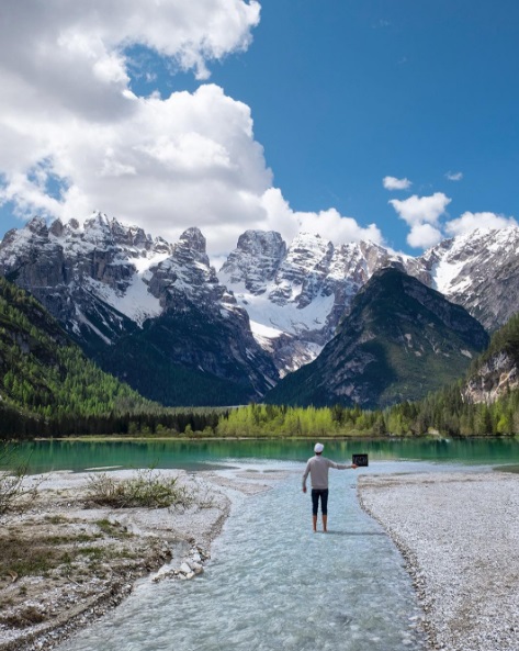 Chanel Cartell e Stevo Dirnberger largaram seus empregos em agências publicitárias para viajar o mundo. No instagram @howfarfromhome, eles dividem fotos com seus seguidores das viagens que fazem pelo mundo. Nas imagens, sempre posam com plaquinhas que mostra a quantos quilômetros de casa estão. Eles moram em Johannesburg, na África do Sul