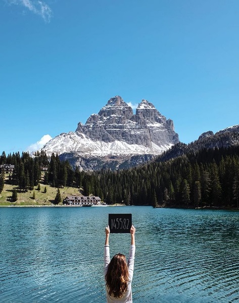 Chanel Cartell e Stevo Dirnberger largaram seus empregos em agências publicitárias para viajar o mundo. No instagram @howfarfromhome, eles dividem fotos com seus seguidores das viagens que fazem pelo mundo. Nas imagens, sempre posam com plaquinhas que mostra a quantos quilômetros de casa estão. Eles moram em Johannesburg, na África do Sul