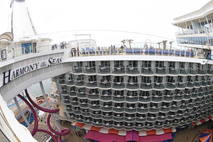 Um gigante de 227 mil toneladas com 361 metros de comprimento - maior que a Torre Eiffel -, 66 metros de largura e 5497 passageiros a bordo de suas 2747 cabines. Os números impressionam, mas estão longe de realmente descrever a magnitude do Harmony of the Seas, o novo maior navio de cruzeiro do mundo, lançado pela Royal Caribbean. Esta “cidade flutuante” fez sua navegação inaugural na Inglaterra, porto de Southampton, e o Virgula esteve a bordo para te mostrar o interior deste gigante dos mares.  Do momento em que vira de costas para o porto e o embarque é realizado, são raros momentos em que se lembrará de estar a bordo de um navio. Isto porque você estará imerso em sete “bairros” temáticos, que separam as áreas de entretenimento, piscinas, gastronomia, lojas, etc.  Após sua inauguração, o Harmony of the Seas fará trajetos de sete noites na Europa explorando o Mediterrâneo saindo de Barcelona e com passagens por Palma de Mallorca (Espanha), Provence (França), Florença e Nápoles (Itália). Em novembro, ele se deslocará para Ft. Lauderdale, nos Estados Unidos, onde fará cruzeiros de sete noites pelo Caribe.