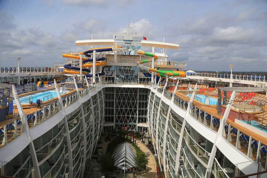 Um gigante de 227 mil toneladas com 361 metros de comprimento - maior que a Torre Eiffel -, 66 metros de largura e 5497 passageiros a bordo de suas 2747 cabines. Os números impressionam, mas estão longe de realmente descrever a magnitude do Harmony of the Seas, o novo maior navio de cruzeiro do mundo, lançado pela Royal Caribbean. Esta “cidade flutuante” fez sua navegação inaugural na Inglaterra, porto de Southampton, e o Virgula esteve a bordo para te mostrar o interior deste gigante dos mares. Do momento em que vira de costas para o porto e o embarque é realizado, são raros momentos em que se lembrará de estar a bordo de um navio. Isto porque você estará imerso em sete “bairros” temáticos, que separam as áreas de entretenimento, piscinas, gastronomia, lojas, etc. Após sua inauguração, o Harmony of the Seas fará trajetos de sete noites na Europa explorando o Mediterrâneo saindo de Barcelona e com passagens por Palma de Mallorca (Espanha), Provence (França), Florença e Nápoles (Itália). Em novembro, ele se deslocará para Ft. Lauderdale, nos Estados Unidos, onde fará cruzeiros de sete noites pelo Caribe.