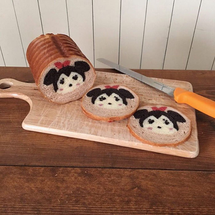 Uma mãe japonesa, que trabalha em uma padaria sediada em Tóquio, usa os desenhos dos filhos para se inspirar e fazer pães bem diferentes