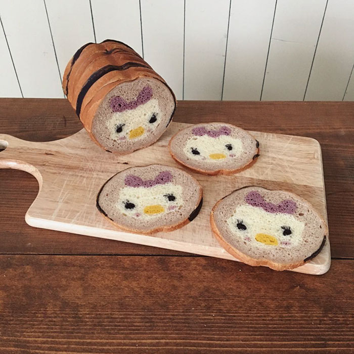 Uma mãe japonesa, que trabalha em uma padaria sediada em Tóquio, usa os desenhos dos filhos para se inspirar e fazer pães bem diferentes
