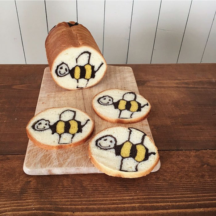 Uma mãe japonesa, que trabalha em uma padaria sediada em Tóquio, usa os desenhos dos filhos para se inspirar e fazer pães bem diferentes