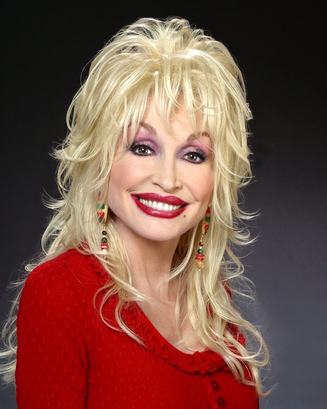 Agora escuta só essa: uma fã de Dolly Parton deixou nada menos que um bebê na frente da casa dela. A criança 