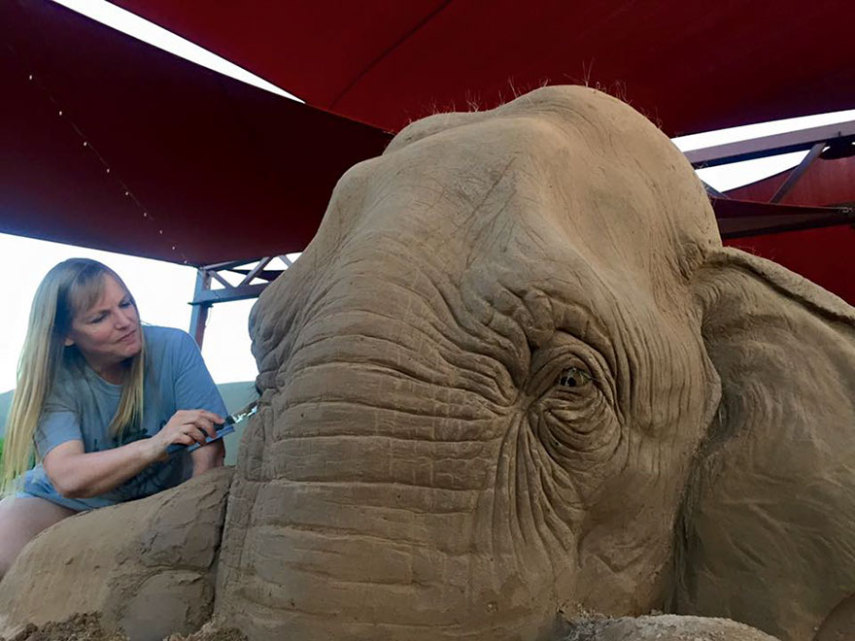 A obra do elefante jogando xadrez com um rato, dos artistas Ray Villafane e Sue Beatrice, é feita de areia e é em tamanho real