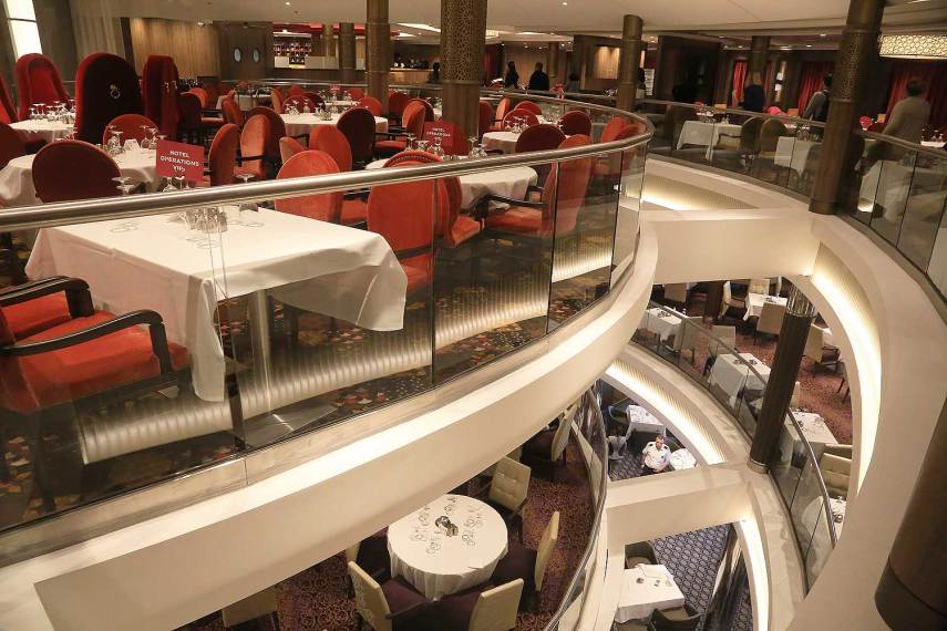 Um gigante de 227 mil toneladas com 361 metros de comprimento - maior que a Torre Eiffel -, 66 metros de largura e 5497 passageiros a bordo de suas 2747 cabines. Os números impressionam, mas estão longe de realmente descrever a magnitude do Harmony of the Seas, o novo maior navio de cruzeiro do mundo, lançado pela Royal Caribbean. Esta “cidade flutuante” fez sua navegação inaugural na Inglaterra, porto de Southampton, e o Virgula esteve a bordo para te mostrar o interior deste gigante dos mares. Do momento em que vira de costas para o porto e o embarque é realizado, são raros momentos em que se lembrará de estar a bordo de um navio. Isto porque você estará imerso em sete “bairros” temáticos, que separam as áreas de entretenimento, piscinas, gastronomia, lojas, etc. Após sua inauguração, o Harmony of the Seas fará trajetos de sete noites na Europa explorando o Mediterrâneo saindo de Barcelona e com passagens por Palma de Mallorca (Espanha), Provence (França), Florença e Nápoles (Itália). Em novembro, ele se deslocará para Ft. Lauderdale, nos Estados Unidos, onde fará cruzeiros de sete noites pelo Caribe.