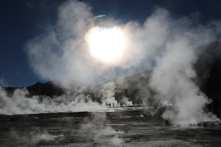 Gêiseres de Tatio: a fumaça tem leve cheiro de enxofre. É preciso ter cuidado e respeitar a segurança neste passeio porque a fumaça atrapalha a visão e já aconteceu algumas vezes de turistas se queimarem com a água que expira ou cair nas piscinas