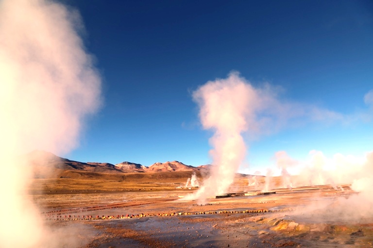 Gêiseres de Tatio: a água está entre 85ºC e 120ºC e os jatos podem chegar a 10m de altura