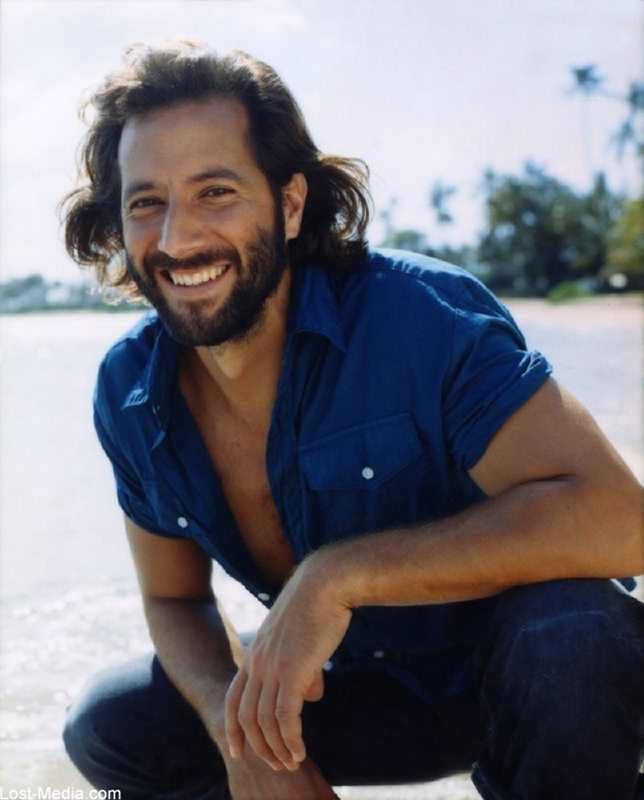 O ator, famoso como Desmond na série 'Lost', sofreu uma acusação vinda de uma companheira da produção do programa. Na ocasião, a profissional afirmou que ele apalpou seu bumbum, seus seios e a beijou enquanto eles trabalhavam juntos na produção da série, em 2007. Um processo confidencial fechou um acordo entre os envolvidos.
