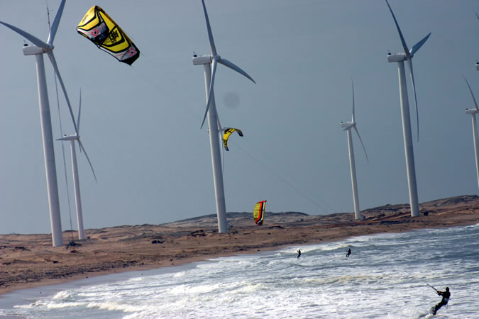 A 220 km de Fortaleza, Icaraí de Amontada, no Ceará, ainda segue pouco explorada e praticamente intocada. Para quem quer se desligar do mundo, praticar kite-surf, por exemplo, é o lugar ideal