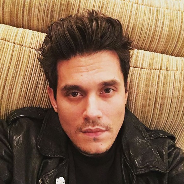 John Mayer O cantor mantém ansiolíticos sempre à   mão em caso de um ataque de ansiedade