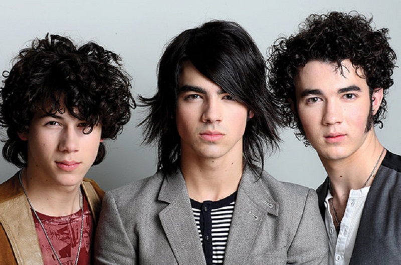 Os Jonas Brothers, quando ainda eram Jonas Brothers, ganharam um filhote de tubarão morto preservado em um vidro. O mais engraçado é que a pessoa nem explicou que raio de mensagem ela queria passar com isso