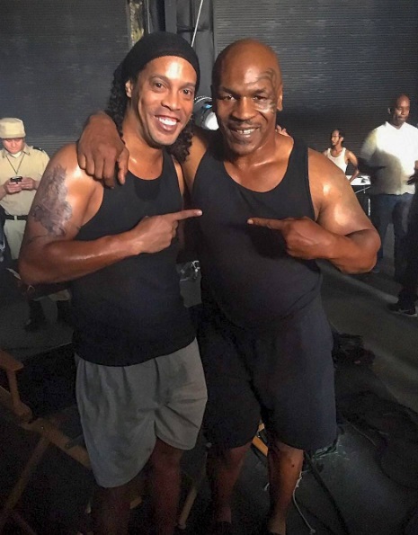 Ronaldinho Gaúcho postou fotos dos bastidores do filme que marca sua estreia em Hollywood. Na foto, ele aparece com Mike Tyson