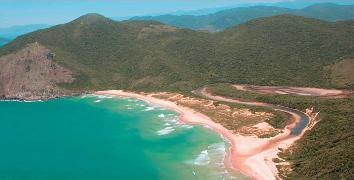 Para chegar em Lagoinha do Leste, em Florianópolis (SC), é preciso vontade e devoção. O Parque Municipal da Lagoinha do Leste que tem montanhas, riachos e cachoeiras cristalinas, além da praia maravilhosa. Fica a 28 km do centro de Floripa e só é possível chegar por trilha que leva pelo menos uma hora e meia. A praia não tem qualquer infraestrutura devido a preocupação com a preservação do local