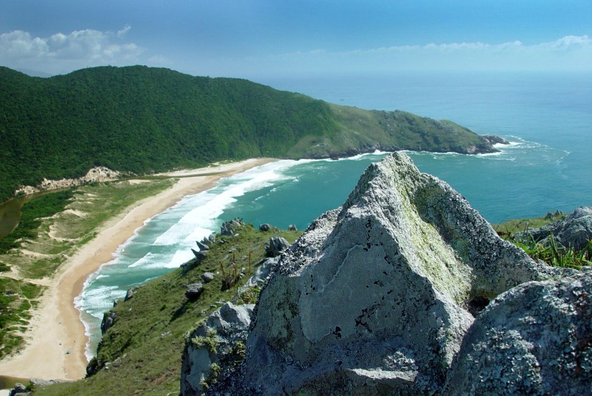 Para chegar em Lagoinha do Leste, em Florianópolis (SC), é preciso vontade e devoção. O Parque Municipal da Lagoinha do Leste que tem montanhas, riachos e cachoeiras cristalinas, além da praia maravilhosa. Fica a 28 km do centro de Floripa e só é possível chegar por trilha que leva pelo menos uma hora e meia. A praia não tem qualquer infraestrutura devido a preocupação com a preservação do local