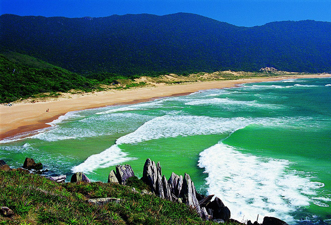 Para chegar em Lagoinha do Leste, em Florianópolis (SC), é preciso vontade e devoção. O Parque Municipal da Lagoinha do Leste que tem montanhas, riachos e cachoeiras cristalinas, além da praia maravilhosa. Fica a 28 km do centro de Floripa e só é possível chegar por trilha que leva pelo menos uma hora e meia. A praia não tem qualquer infraestrutura devido a preocupação com a preservação do local