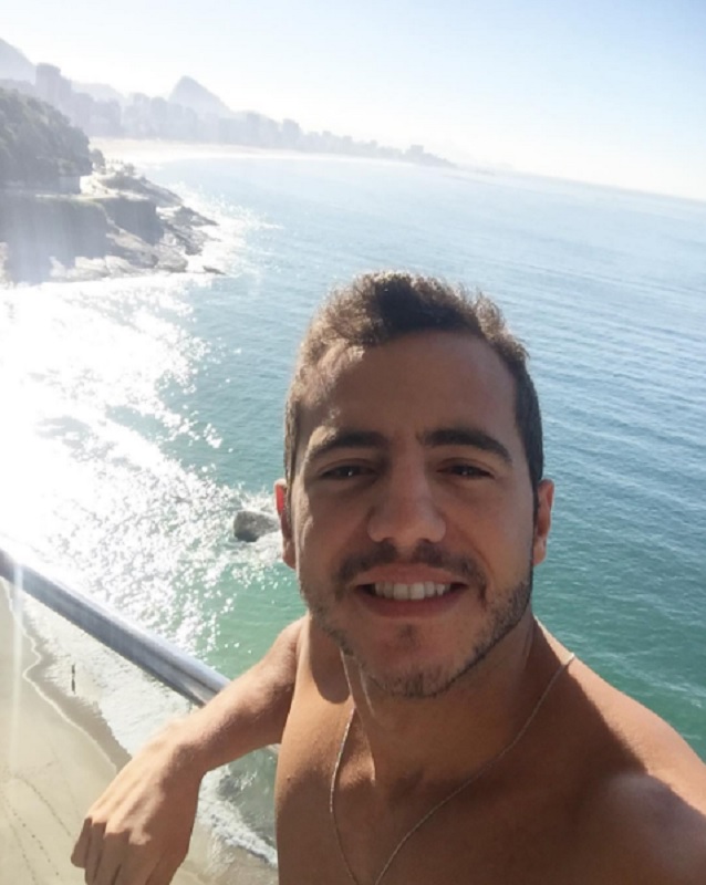 Já Matheus, do 'BBB16', foi presenteado com um iPhone 6S por uma fã rica, provavelmente. Ele agradeceu o presente e tá só curtindo