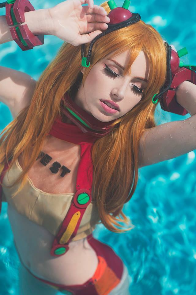 Realizada no Kalahari Resort, em Ohio, nos Estados Unidos, a Colossalcon tem um ambiente um pouco diferente das convenções geek e de cosplay que todos conhecem. Em vez de acontecer em pavilhões de eventos, ela se passa em um resort com tema tropical.   Aproveitando-se desse ambiente, cosplayers separam suas fantasias temáticas, incluindo até Pokémons aquáticos.