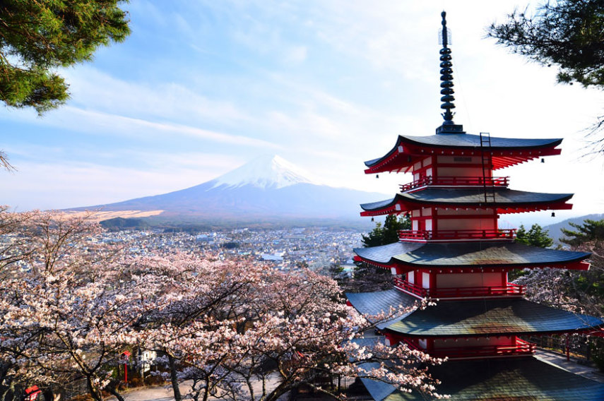 Claro que o Monte Fuji não poderia ficar de fora dessa lista. A melhor maneira de contemplar a montanha é no topo do pagode japonês Chureito, construído em 1963. Tudo bem que para chegar lá, é necessário subir cerca de 400 metros em uma caminha íngreme, mas acredite, vale a pena