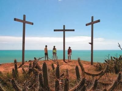 Ponta do Mel é um vilarejo que fica na cidade de Areia Branca, no estado do Rio Grande do Norte, um lugar com um encontro bastante raro: o do sertão com mar. A cidade fica a 300 km de Natal