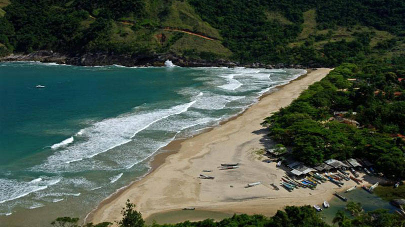 Ali, pertinho da badalada Ilhabela fica um paraíso escondido. A Praia do Bonete, em São Paulo, que é deserta, selvagem e de vegetação rasteira. O acesso se dá por lancha ou trilha de 12 km. O acesso passa pelo Parque Estadual de Ilhabela e atravessa três cachoeiras com águas cristalinas