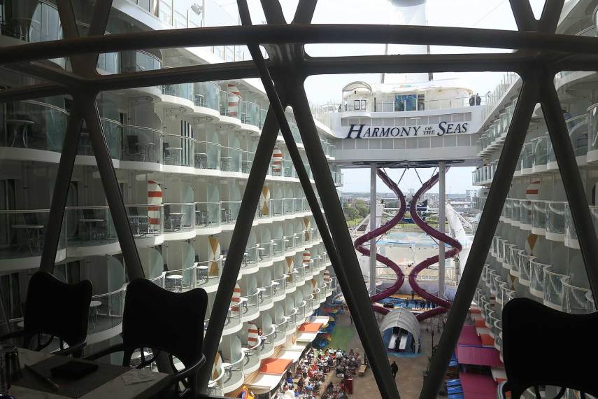 Um gigante de 227 mil toneladas com 361 metros de comprimento - maior que a Torre Eiffel -, 66 metros de largura e 5497 passageiros a bordo de suas 2747 cabines. Os números impressionam, mas estão longe de realmente descrever a magnitude do Harmony of the Seas, o novo maior navio de cruzeiro do mundo, lançado pela Royal Caribbean. Esta “cidade flutuante” fez sua navegação inaugural na Inglaterra, porto de Southampton, e o Virgula esteve a bordo para te mostrar o interior deste gigante dos mares. Do momento em que vira de costas para o porto e o embarque é realizado, são raros momentos em que se lembrará de estar a bordo de um navio. Isto porque você estará imerso em sete “bairros” temáticos, que separam as áreas de entretenimento, piscinas, gastronomia, lojas, etc. Após sua inauguração, o Harmony of the Seas fará trajetos de sete noites na Europa explorando o Mediterrâneo saindo de Barcelona e com passagens por Palma de Mallorca (Espanha), Provence (França), Florença e Nápoles (Itália). Em novembro, ele se deslocará para Ft. Lauderdale, nos Estados Unidos, onde fará cruzeiros de sete noites pelo Caribe.