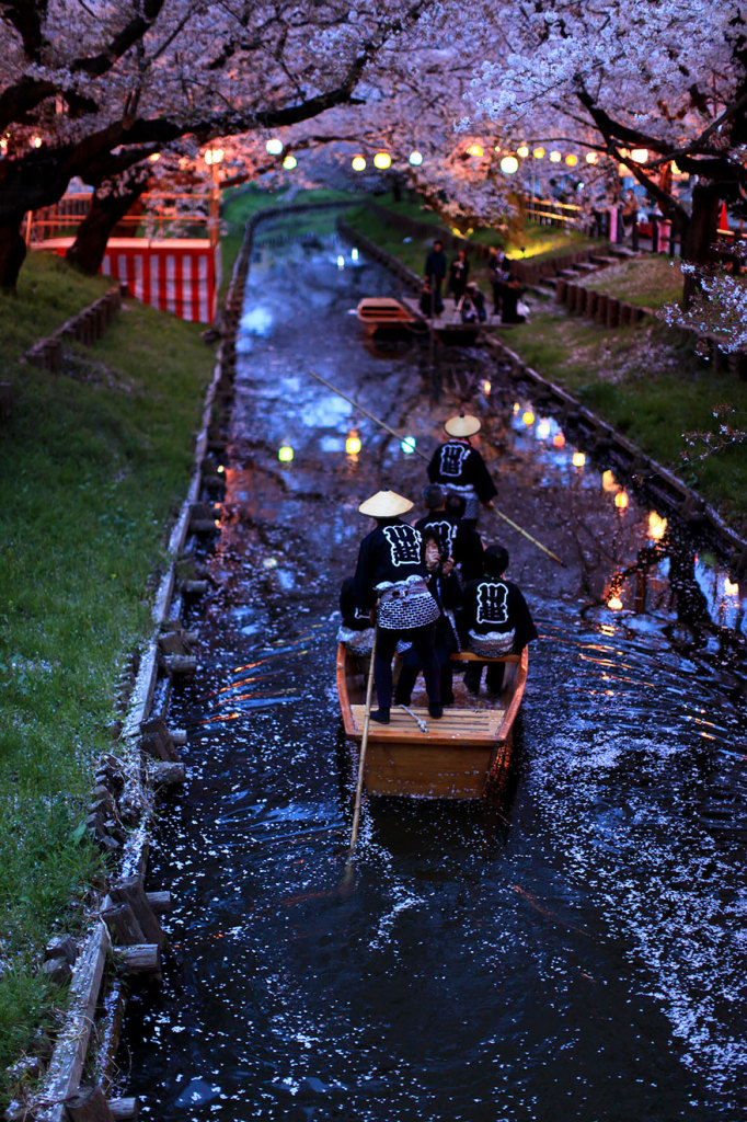 O rio da pequena cidade de Kawagoe, nos arredores de Tóquio, é uma belezinha. Através dele, é possível atravessar a cidade em um passeio romântico e repleto de belezas históricas e naturais. Durante o segundo fim de semana de outubro, acontece o festival de Kawagoe, um evento bem divertido e turístico. 30 minutos de trem saindo da capital japonesa e você chegou lá