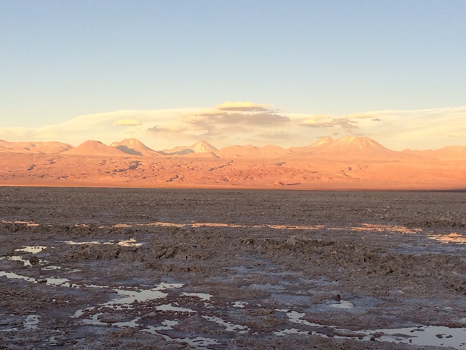 Salar de Atacama: o lugar tem também uma vista privilegiada para um dos 150 vulcões ativos do Chile. Repare na 