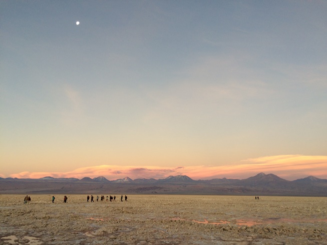 Salar de Atacama: é palco todos os dias de um dança de luzes quando o sol se põe! Enquanto ele se esconde atrás de uma das montanhas da região, os raios refletem na direção contrária, acertam em cheio a Cordilheira dos Andes e brilham em tons de rosa, laranja e dourado. O espetáculo dura cerca de 10 minutos até a noite cair e a lua aparecer.