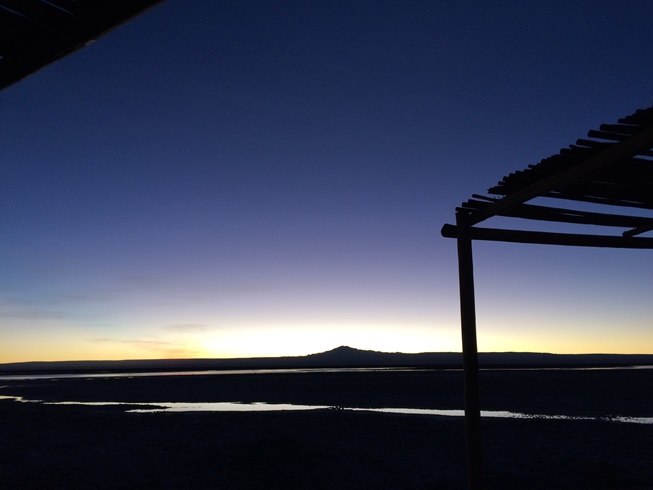 Salar de Atacama: quando o reflexo não existe mais na Cordilheira, o espetáculo fica por conta das cores enquanto o sol se esconde