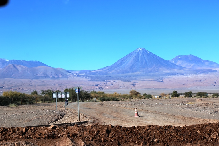 Salar de Atacama: na foto, vemos o Licancabur. Este vulcão adormecido com mais de 5 mil metros de altitude é a grande estrela do horizonte do Atacama. Ele fica exatamente na fronteira entre Chile e Bolívia e, para quem gosta de aventura, é possível chegar ao topo. 