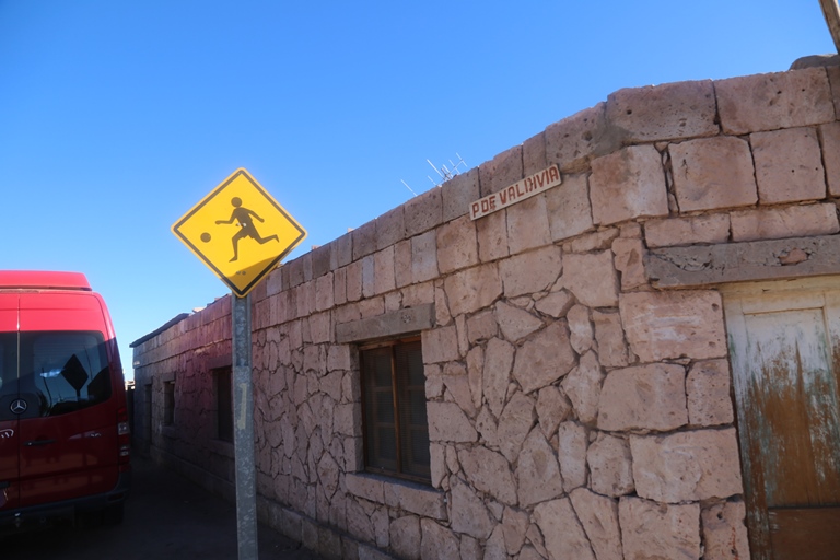 Salar de Atacama: melhor placa do Chile! Ela fica no povoado de Toconao, um vilarejo com pouco mais de mil habitantes que fica no meio do deserto. Algumas construções locais são do século 16 e foram erguidas com uma mistura de cactos e pedras vulcânicas