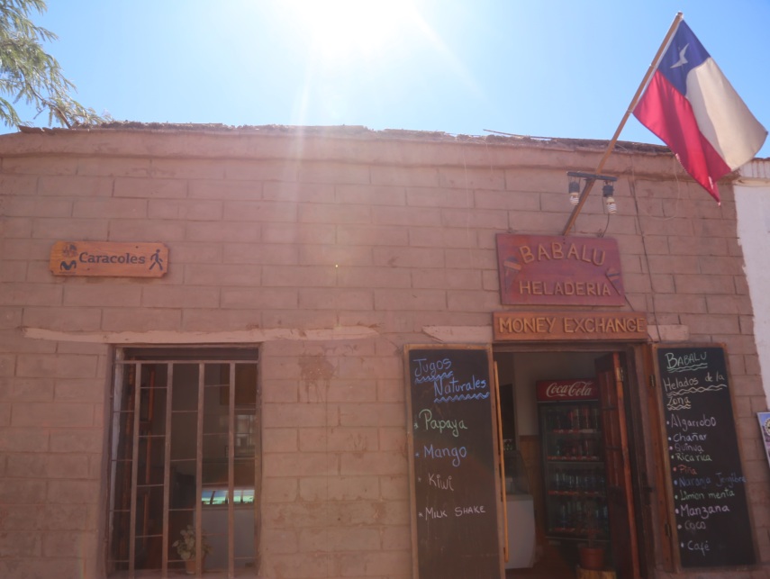 San Pedro de Atacama: a rua principal se chama Caracoles e é por ali que ficam quase todas as agências de turismo