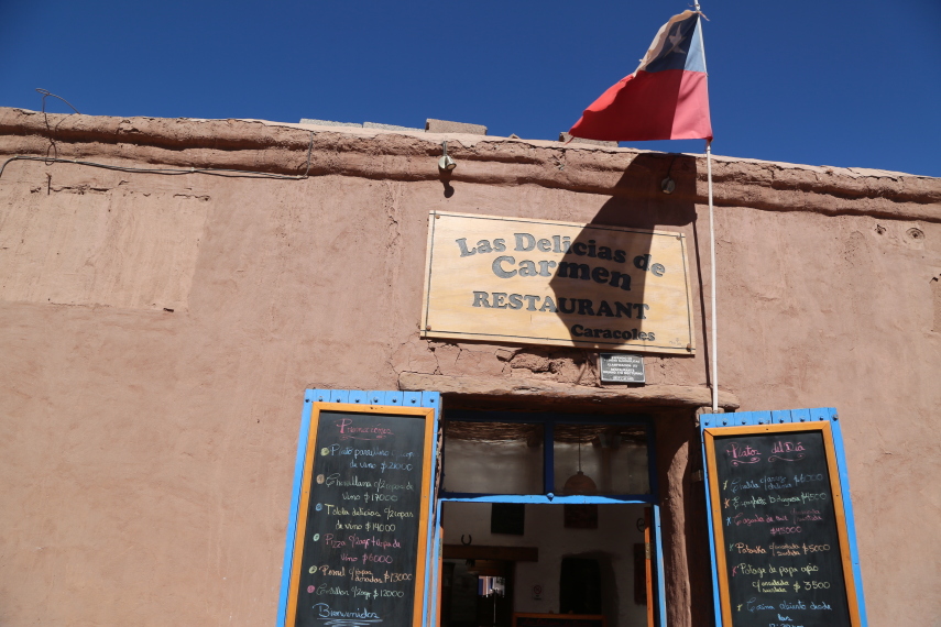 San Pedro de Atacama: é na rua Caracoles que ficam os mais agitados bares e restaurantes. Procure pelas comidas típicas!