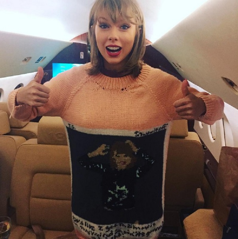 Encerramos com um presente fofo, apesar de, no mínimo, ter dado muito trabalho: Taylor Swift ganhou de um fã um suéter estampando uma foto em formato Polaroid com a capa do álbum '1989'. A cantora amou: 