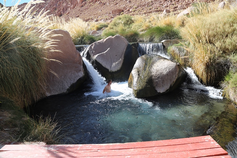 Termas de Puritama: os turistas se esbaldam na água, mas vale lembrar que apesar de ter uma temperatura boa, o vento do lado de fora é muito gelado o que deixa o mergulho um tanto desconfortável no inverno