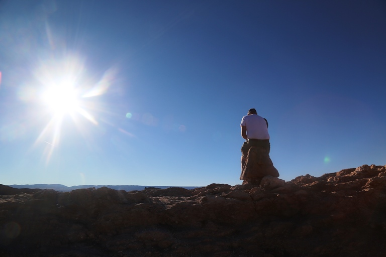 Valle de la Luna: este passeio é o que mais se encaixa na ideia que fazemos de um deserto. O sol é muito forte, não tem vegetação nenhuma pelo caminho e, como é preciso andar mais nestas condições, é o que mais se sente o tempo árido dificultar a respiração