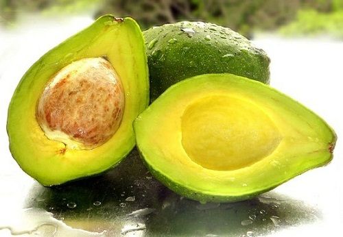 O abacate é cheio de vitaminas E e C que são ótimas para a pele, o problema é a quantidade de gordura polissaturada que contém o que o torna um alimento com elevada taxa de caloria